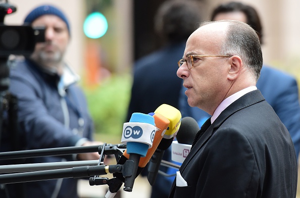 Le ministre de l’Intérieur Bernard Cazeneuve a annoncé une nouvelle série de mesures suite aux attentats du 13 novembre 2015 à Paris. (EMMANUEL DUNAND/AFP/Getty Images)