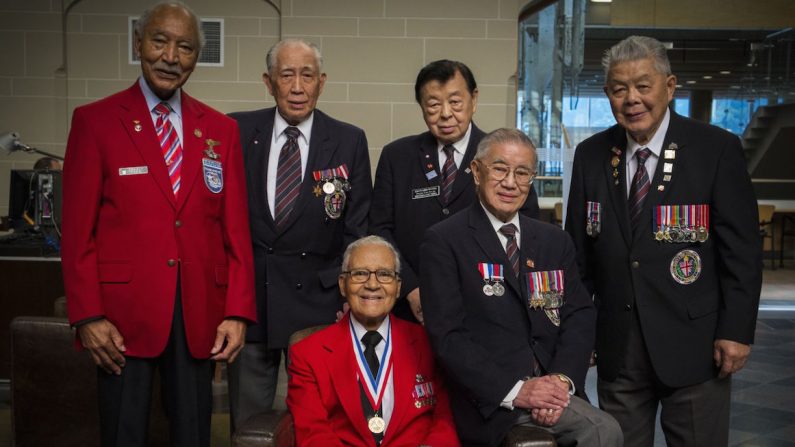 Les anciens combattants de la Seconde Guerre mondiale (de gauche à droite) Bob Ashby, Neil Chan, Charles McGee, Leonard Wong, Frank Wong et George Chow le 28 juin 2013, à Vancouver, durant la visite de certains membres survivants des Tuskegee Airmen, un groupe de pilotes afro-américains ayant également été victimes de discrimination durant la guerre. (Vincent L. Chan)