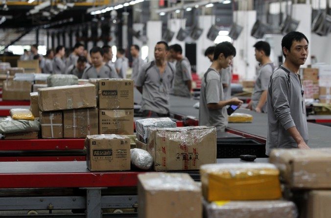 Des employés distribuent des colis à l’entreprise S.F. Express à Shenzhen, Chine, le 11 novembre 2013. (ChinaFotoPress via Getty Images)