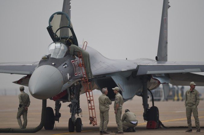 Un avion de chasse Sukhoi Su-35 exposé à Zhuhai, en Chine, le 10 novembre 2014. Le régime chinois vient récemment d'acquérir 24 de ces avions russes. (Johannes Eisele/AFP/Getty Images)