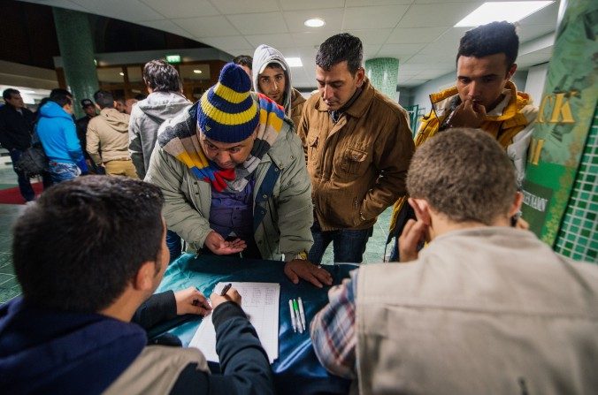 Après leur arrivée en Suède, des réfugiés (photo d’octobre 2015) procèdent à l’enregistrement de leurs identités à la grande Mosquée de Stockholm. La Suède s’attèle depuis à endiguer le flot de migrants, à mesure que les tensions augmentent dans de nombreuses villes et villages du pays. (AFP/Getty Images)