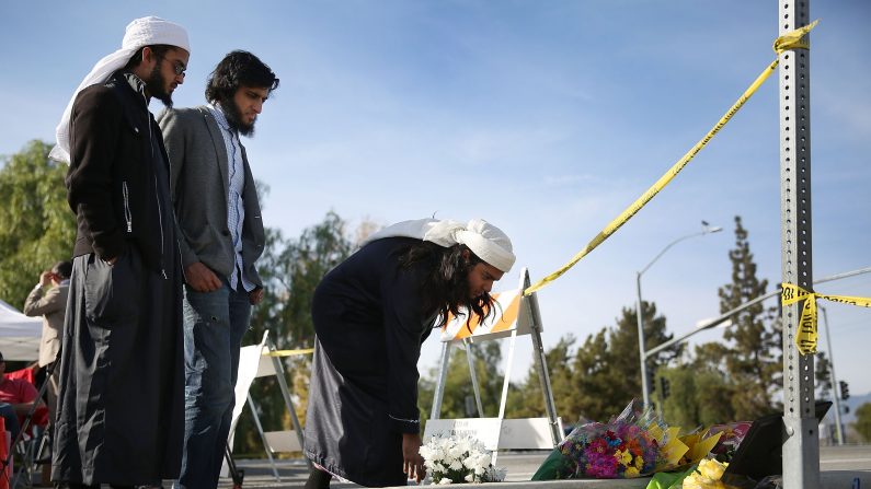 Recueillement devant le Centre pour personnes handicapées, visé par la tuerie de San Bernardino (Californie), le 2 décembre, qui a fait 14 morts et 21 blessés. (Photo by Joe Raedle/Getty Images)