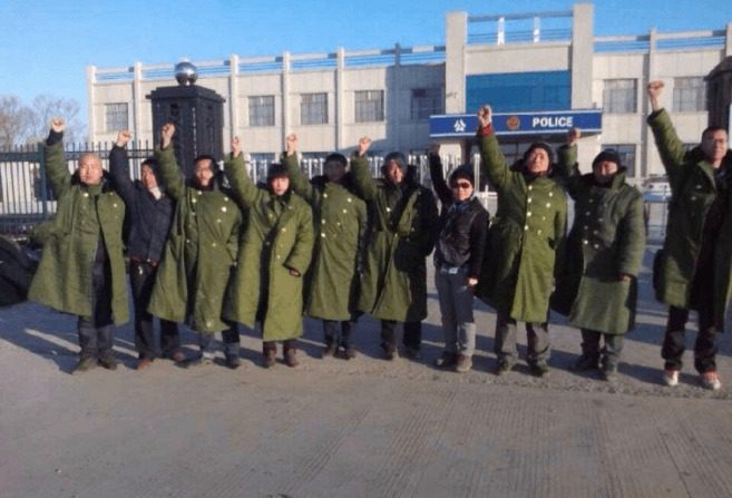 Des citoyens et avocats chinois protestent devant une ancienne station de police de la ville de Jiansanjiang, de la province du Heliongjiang, en mars 2014. Des citoyens chinois y étaient  illégalement détenus par la police. Cette station a été fermée en avril dernier. (New Tang Dynastie Television)