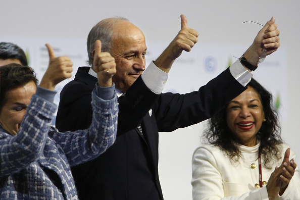 Le président de la COP21 et ministre des Affaires étrangères Laurent Fabius, après l’annonce de l’accord historique pour le climat, le 12 décembre 2015 au Bourget. (FRANCOIS GUILLOT/AFP/Getty Images)