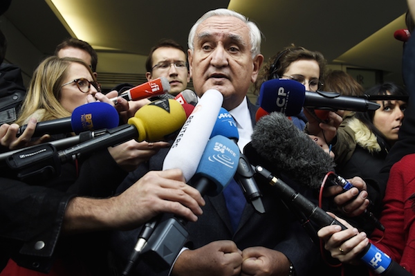 L’ancien Premier ministre Jean-Pierre Raffarin s’adresse à la presse après une réunion des Républicains. (DOMINIQUE FAGET/AFP/Getty Images)