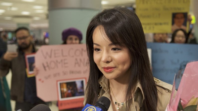 Miss World Canada, Anastasia Lin, à son retour au Canada le 3 décembre 2015 (Matthew Little/Epoch Times)