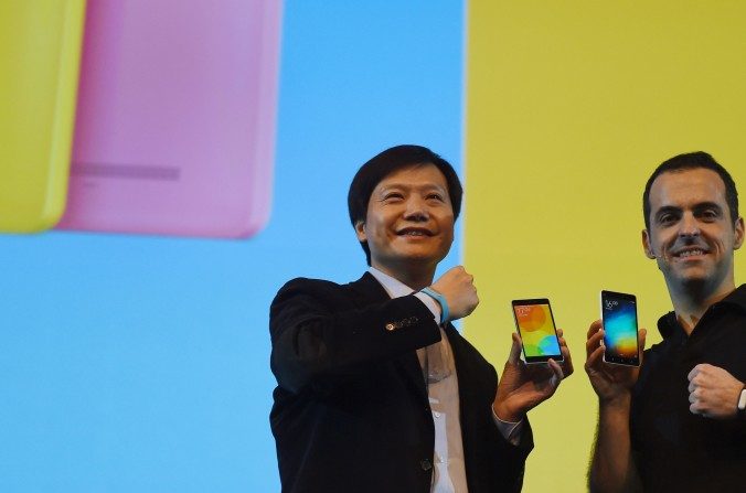 Lei Jin (à gauche), PDG de Xiaomi pose pour une photo avec son vice-président Hugo Barra lors d'un événement à New Delhi le 23 avril 2015. Le contrat d’utilisateur de  Xiaomi exige que les clients respectent les normes de censure imposées par le régime chinois. (Money Sharma / AFP / Getty Images)