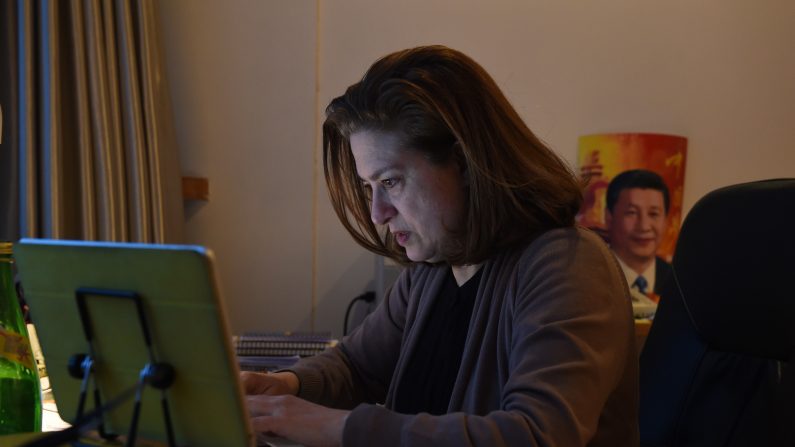 Ursula Gauthier, correspondante pour Le Monde et Le Nouvel Obs, dans son bureau de Pékin, le 26 décembre. La journaliste a à présent regagné le sol français. (GREG BAKER/AFP/Getty Images)