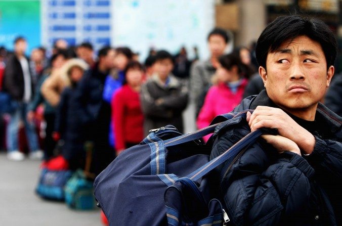 Un travailleur migrant à la gare de Pékin. (Guang Niu/Getty Images)