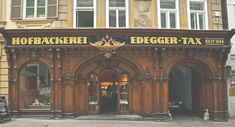 Cette boulangerie-pâtisserie ouverte en 1569 a conservé sa prestigieuse devanture en bois et elle offre également un élégant salon de thé. (Charles Mahaux)