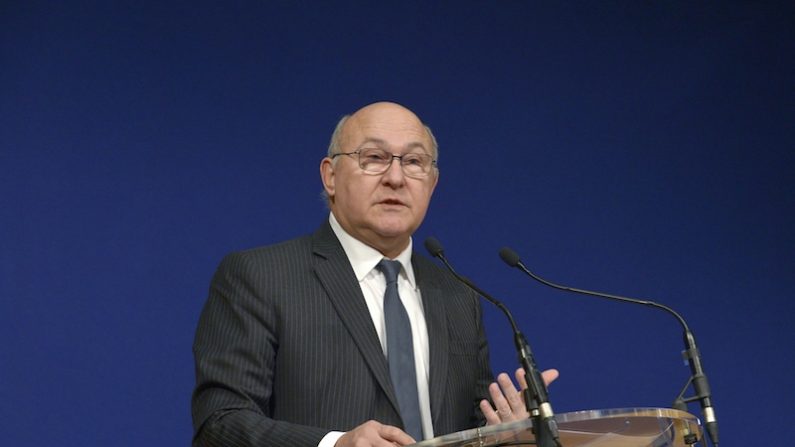 Le ministre des Finances Michel Sapin lors d’une conférence de presse sur la répression fiscale le 15 décembre dernier. Il a notamment démenti la rémunération des délateurs, sujet qui a suscité des polémiques. (ERIC PIERMONT/AFP/Getty Images)