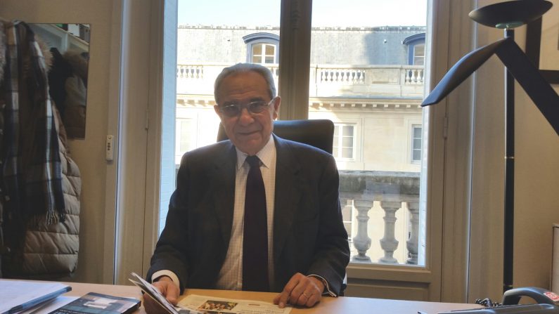 Bernard Debré à son bureau à l’Assemblée nationale, le 20 janvier 2016. (David Vives/Epoch Times)
