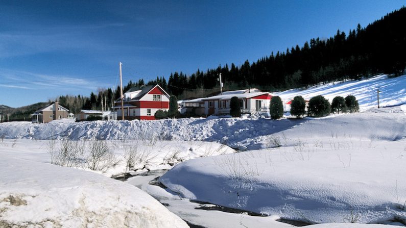 À deux cent cinquante kilomètres au nord de la ville de Québec, le lac Saint-Jean, lové dans un écrin de montagnes et de forêts, étire une nappe d’eau si vaste qu’on pourrait le prendre pour une mer intérieure. Il trouve son exutoire naturel vers l’est, grâce à la rivière Saguenay prolongée elle-même par un fjord du même nom qui débouche sur le fleuve Saint-Laurent. (Charles Mahaux)