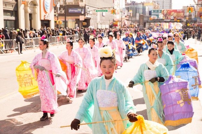 Représentations de fées célestes durant le défilé de Flushing, à Ne York. (Pratiquants de Falun Gong défilant à Flushing, Queens, New York. (Dai Bing/Epoch Times)