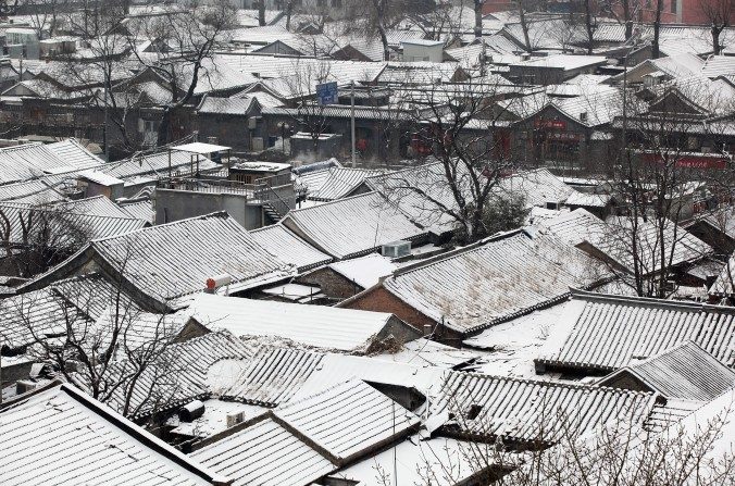 Un hutong ou quartier traditionnel couvert de neige, à Pékin le 10 février 2011. (Feng Li / Getty Images)