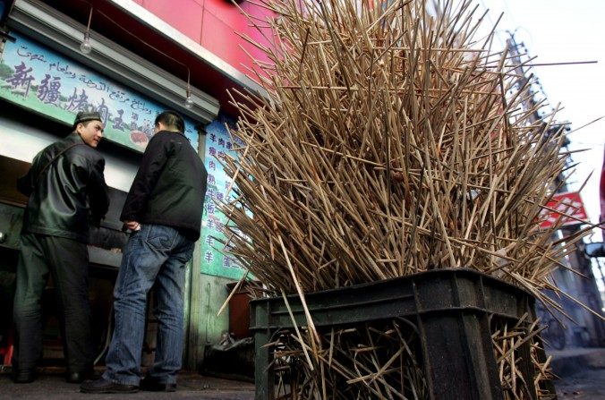 Des baguettes en bois utilisées près d’une échoppe de mouton grillé dans une rue de Changchun, province du Jilin, le 23 mars 2006 (China Photos / Getty Images)