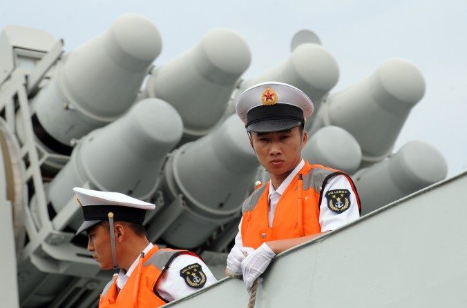 Des marins de la marine chinoise se tiennent sur le pont d'une frégate lance-missiles à Manille le 13 avril 2010. Le régime chinois a entamé la construction d'une base militaire à Djibouti pour étendre sa portée militaire. (Ted Aljibe/AFP/Getty Images)