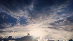 Un nuage en forme de requin mange un autre nuage dans une photo virale