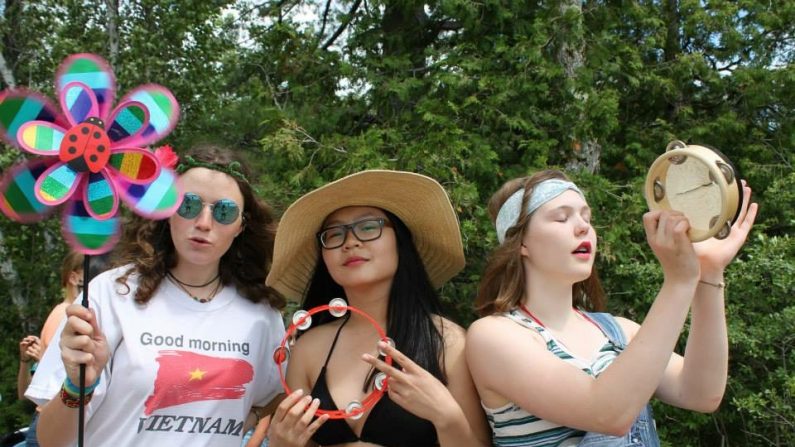 Naomie (au centre), entourée d’une monitrice et de son amie Emilie Shoubridge (à droite), lors du Hippie Fest, fête de plage au camp Wilvaken. (Naomie Beauchamp)