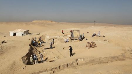 Un bateau égyptien vieux de 4500 ans déterré sur le site des pyramides d’Abousir