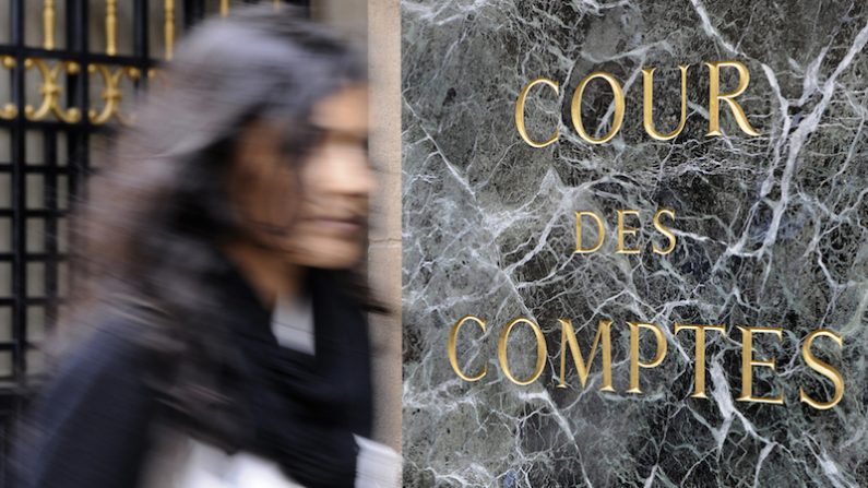 Une femme passe devant l’entrée de la Cour des comptes à Paris le 4 octobre 2010. (BERTRAND GUAY/AFP/Getty Images)