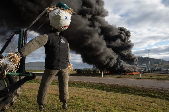 Les agriculteurs en détresse ont allumé des feux sur la RN19 à Vesoul vendredi dernier. (SEBASTIEN BOZON/AFP/Getty Images)