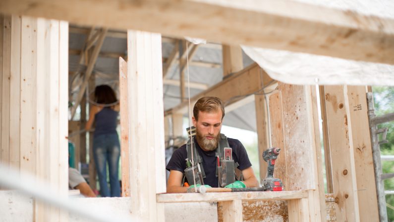 L’artisan Anthony Néron au travail (Émilie Bergeron/www.berangere.ca)