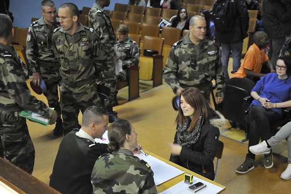 Une volontaire signe pour le service militaire volontaire, le 15 octobre 2015 à Montigny-les-Metz (JEAN-CHRISTOPHE VERHAEGEN/AFP/Getty Images)