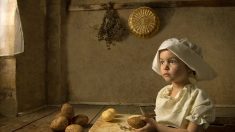 Un photographe immortalise sa fille de 5 ans dans des décors inspirés de tableaux