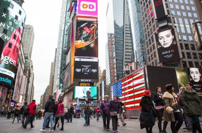 La foule new yorkaise, en face de la station de police NYPD à Times Square. Photo prise le 18 novembre 2015 (Benjamin Chasteen/Epoch Times)