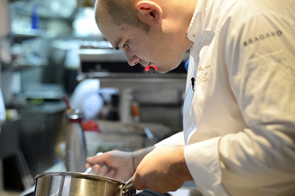 L’attachement des Français aux bons produits et au savoir-faire les aiderait à garder le moral et à cultiver leur singularité culturelle. (JACQUES DEMARTHON/AFP/Getty Images)