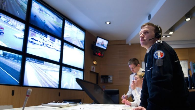 Des policiers français devant un système vidéosurveillance à Paris le 26 janvier 2015.  (KENZO TRIBOUILLARD/AFP/Getty Images)