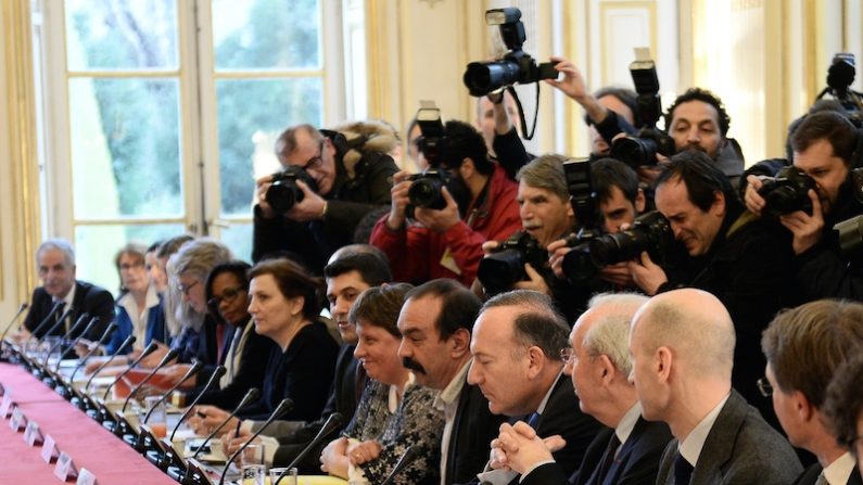 Le représentant du Medef, Pierre Gattaz (4e en partant de la droite) et le Secrétaire général de la CGT, Philippe Martinez (5e en partant de la droite), lors d’une réunion de travail sur la réforme du dialogue social, le 25 février 2015 à l’Hôtel de Matignon, Paris.  (STEPHANE DE SAKUTIN/AFP/Getty Images)