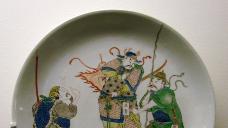 Plat représentant trois héros du roman Au bord de l'eau, écrit sous les Ming : Song Qing, Hunjianglong et Ruan Xiao'er. Dynastie Qing, période Kangxi (1662-1722), XVIIIe siècle. Musée Guimet, Paris. (wikimedia)