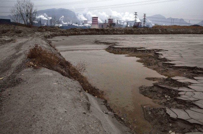 Une eau lourdement polluée peut être vue en dehors d'une usine sidérurgique, le 19 novembre 2015 (Kevin Frayer/Getty Images)