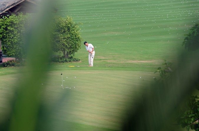 Un golfeur pratique son swing sur un terrain de golf à Sanya, le 25 octobre 2009. Le 12 avril 2016, l'agence anti-corruption du Parti communiste chinois a déclaré le golf comme un sport n’étant « ni bon ni mauvais ». (J. FREDERIC BROWN / AFP / Getty Images)