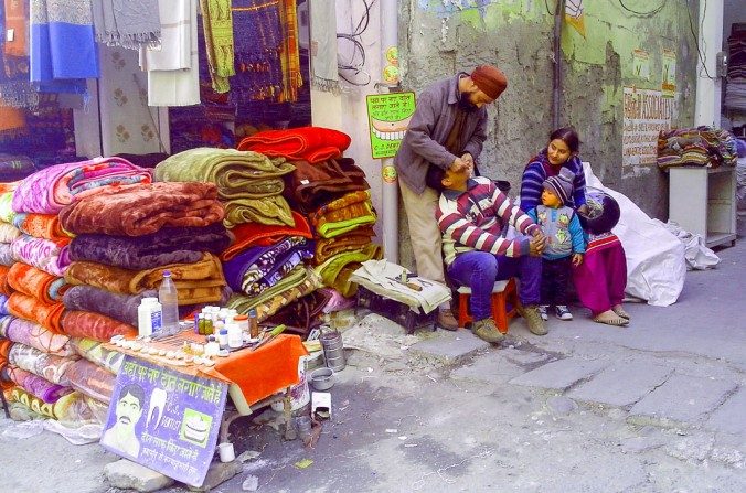 Un bhatra pratique la dentisterie traditionnelle dans le bazar Gumat au nord de la ville de Jammu, en Inde, le 2 janvier 2015 (Venus Upadhayaya/Epoch Times)