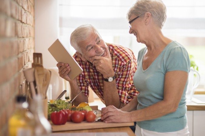 Un couple de senior moderne passant du temps en cuisine. (iStock)