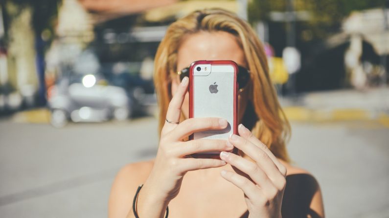 Jeune femme utilisant un smartphone (publicdomainpictures.net)