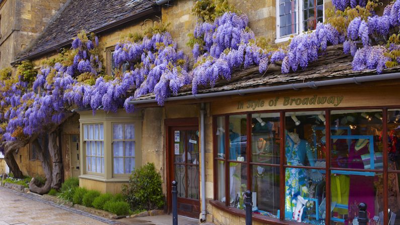 Les villages des Cotswolds se distinguent par leurs maisons en pierre calcaire couleur miel couvertes de toits de lauze, le tout contribuant à une harmonie rurale très appréciée. (Charles Mahaux)