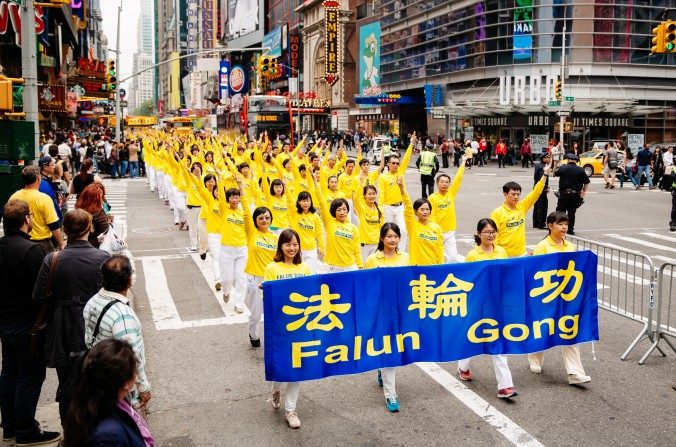 Autour de 10 000 pratiquants de Falun Gong ont participé à la parade mondiale du Falun Dafa à New York le 13 mai 2016. (Edward Dye / Epoch Times)