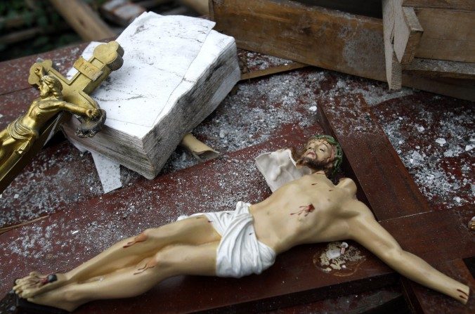 Deux croix retrouvées dans les débris d'une église détruite dans l’agglomération de Bailu, à Pengzhou, dans la province du Sichuan, le 31 mai 2008. (Chine Photos / Getty Images)