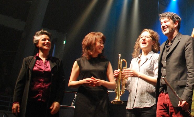 De gauche à droite : La chef d’orchestre Alexandra Cravero, la chanteuse coréenne Youn Sun Nah, la trompettiste française Airelle Besson et le flutiste Joce Mienniel, le 30 avril 2016 au festival Jazz sous les Pommiers.