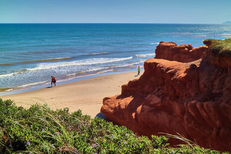 La plage de sable fin de la Dune du Sud est ceinturée de falaises rouges et de grottes accessibles à marée basse. (Charles Mahaux)