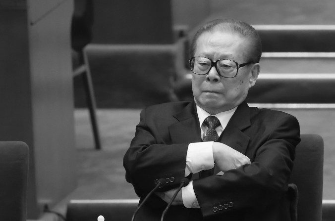 L'ancien chef du Parti communiste Jiang Zemin assiste à la session de clôture du 18e congrès national du Parti communiste chinois le 14 novembre 2012. (Feng Li/Getty Images)