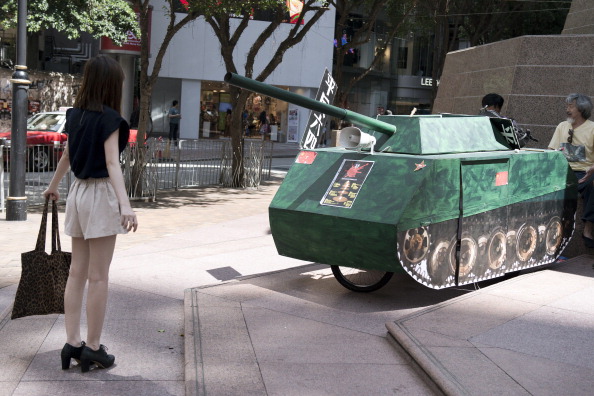 À Hong-Kong, une réplique de tank pour la 25ème commémoration du massacre de la place Tiananmen à Pékin. Plus de 200.000 personnes avaient pris part à cet hommage le 4 juin 2014. (Alex Ogle/AFP/Getty Images)