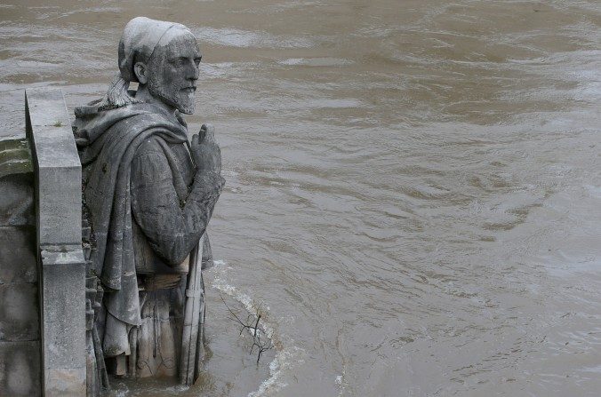 Les eaux de la Seine ont atteint le zouave, au pont de l'Alma, le 3 juin, à Paris. (Joel Saget/AFP/Getty Images)