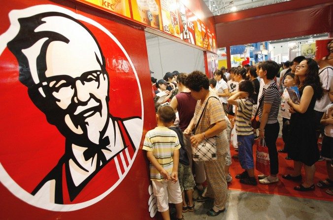 Des clients font la queue devant un KFC à Pékin. (Teh Eng Koon / AFP / Getty Images)