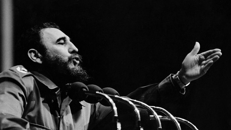 Fidel Castro, premier secrétaire du parti communiste cubain et président du Conseil d'État s’adresse à la foule dans les années 1970 à La Havane. (OFF / AFP / Getty Images)