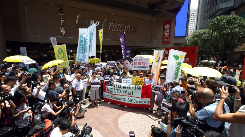 Sous la pression du journal d’État Global Times, Lancôme a annoncé l’annulation du concert en collaboration avec l’artiste de Hong Kong, Denise Ho. Plusieurs organisations de Hong Kong ont manifesté à Times Square en soutien de l’artiste et invité les Hongkongais à boycotter Lancôme. (crédit : Dajiyuan)